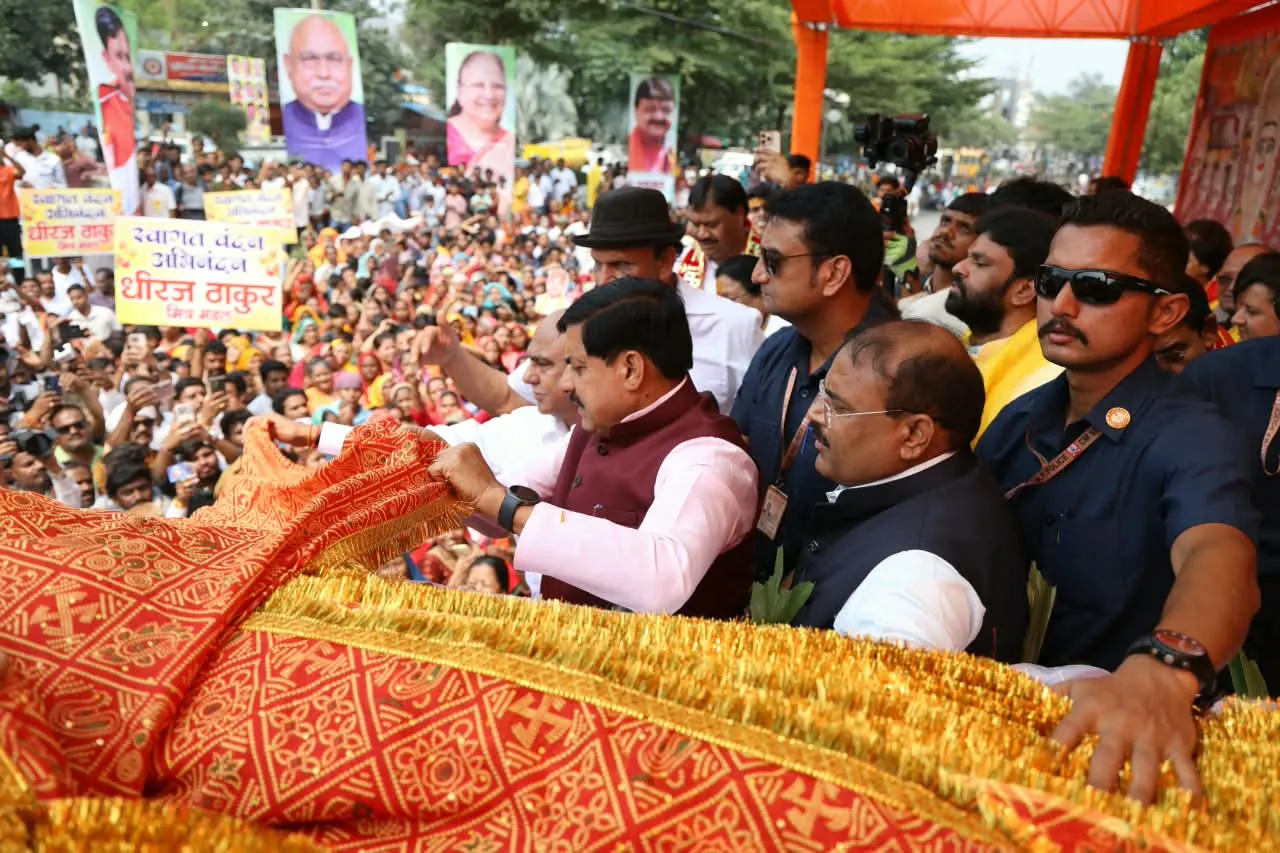 सुदर्शन गुप्ता के संकल्प की चुनरी थामे मुख्यमंत्री डॉ. मोहन यादव, ढाई किलोमीटर की यात्रा के बाद माँ बिजासन को अर्पित की श्रद्धा की चुनरी।