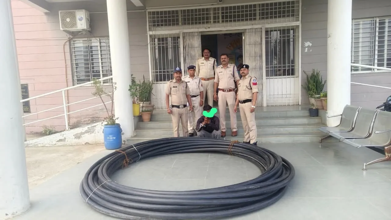 धरमपुरी पुलिस द्वारा बरामद 400 फीट सिंचाई पाइप।